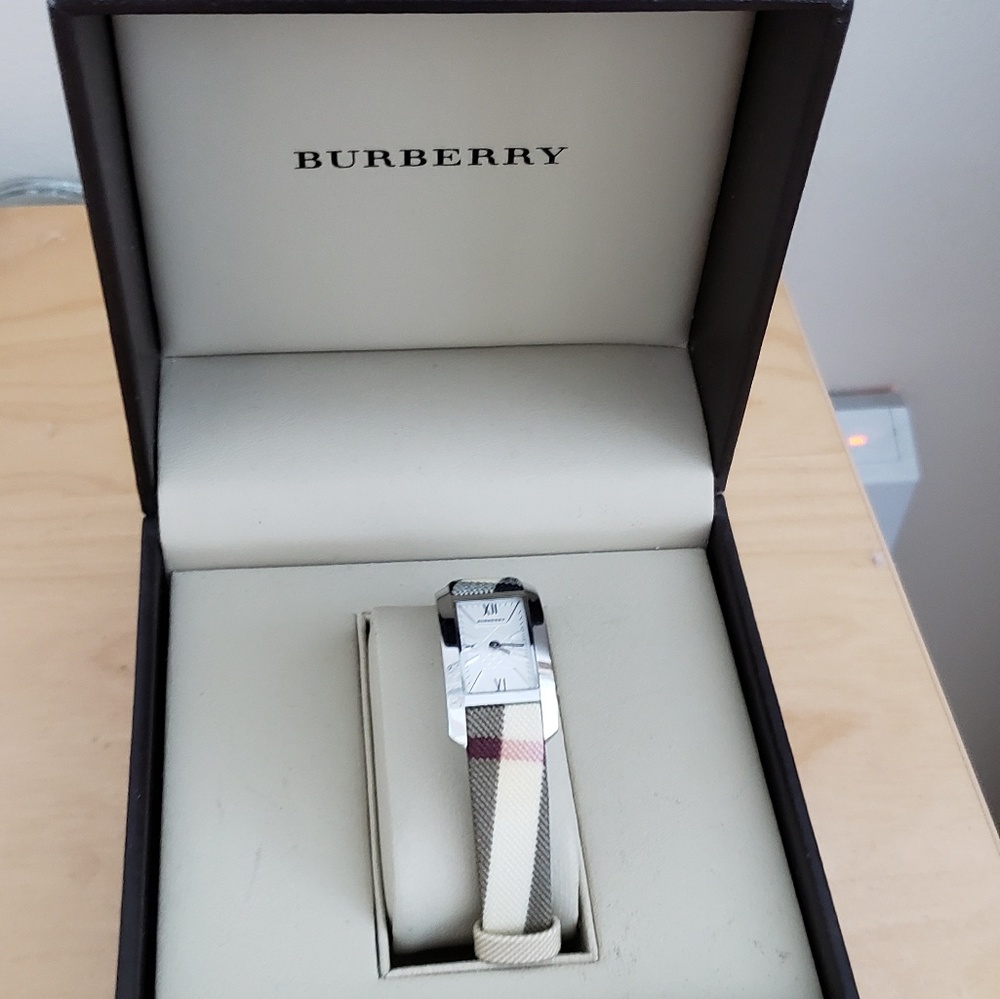 Authentic Burbarry watch!⭐